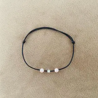 Bratara cu snur reglabil si cristal swarovsky si doua perle roz swarovsky