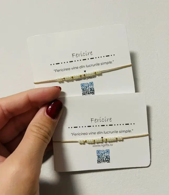 Brățară reglabilă pe șnur bej cu mesaj în cod Morse: Fericire