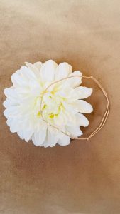 Brățară Handmade cu Perlă Albă și Cristale Swarovski pe Șnur Bej – Rafinament Complet Brățară Handmade cu Perlă Albă și Cristale Swarovski pe Șnur Bej – Rafinament Complet
