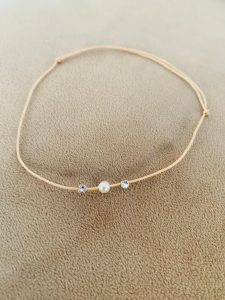 Brățară de Gleznă Handmade cu Perlă Albă Swarovski pe Șnur Reglabil – Minimalismul Eleganței Pure Brățară de Gleznă Handmade cu Perlă Albă Swarovski pe Șnur Reglabil – Minimalismul Eleganței Pure