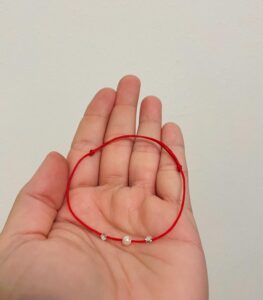 Bratara cu perla swarovsky alba si cristale swarovsky snur rosu