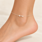 Brățară de Gleznă Handmade cu Cristal Swarovski și Perle Albe – Puritate și Eleganță la Picior