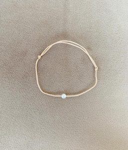 Brățară Handmade cu Șnur Bej Reglabil și Perlă Swarovski Albă – Eleganță Clasică Brățară Handmade cu Șnur Bej Reglabil și Perlă Swarovski Albă – Eleganță Clasică