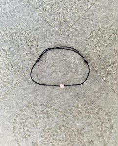 Brățară Handmade cu Șnur Bej Reglabil și Perlă Swarovski Albă – Eleganță Clasică Brățară Handmade cu Șnur Bej Reglabil și Perlă Swarovski Albă – Eleganță Clasică