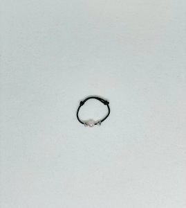 Inel Handmade cu Șnur Reglabil, Două Cristale Swarovski și Perlă Roz – Elegant și Delicat Inel Handmade cu Șnur Reglabil, Două Cristale Swarovski și Perlă Roz – Elegant și Delicat