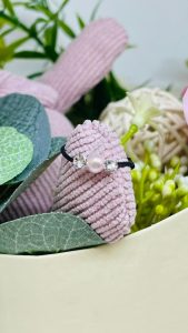 Inel Handmade cu Șnur Reglabil, Două Cristale Swarovski și Perlă Roz – Elegant și Delicat Inel Handmade cu Șnur Reglabil, Două Cristale Swarovski și Perlă Roz – Elegant și Delicat