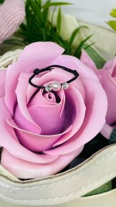 Inel Handmade cu Șnur Reglabil, Două Cristale Swarovski și Perlă Roz – Elegant și Delicat Inel Handmade cu Șnur Reglabil, Două Cristale Swarovski și Perlă Roz – Elegant și Delicat