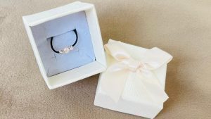 Inel Handmade cu Șnur Reglabil, Două Cristale Swarovski și Perlă Roz – Elegant și Delicat Inel Handmade cu Șnur Reglabil, Două Cristale Swarovski și Perlă Roz – Elegant și Delicat