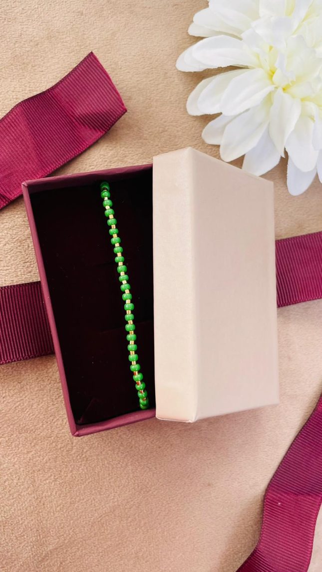 Bratara cu snur reglabil si margele Miyuki verzi, placate cu aur de 24k