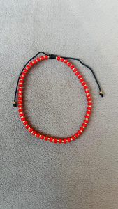 Brățară Handmade cu Mărgele Miyuki Roșii Placate cu Aur 24K pe Șnur Reglabil – Pasiune și Rafinament