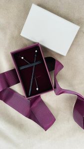 Colier Handmade cu 3 Cristale Swarovski Dispuse în Model V pe Șnur Negru Reglabil – Eleganță Geometrică Colier Handmade cu 3 Cristale Swarovski Dispuse în Model V pe Șnur Negru Reglabil – Eleganță Geometrică