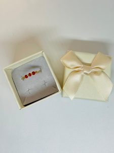 Inel Handmade cu Șnur Reglabil și Mărgele Miyuki Roșii Placate cu Aur 24K – Pasiune la Deget