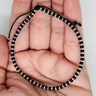 Bratara cu snur reglabil si margele Miyuki negre, placate cu argint