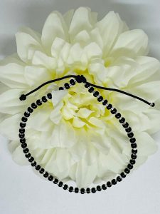 Brățară Handmade cu Mărgele Miyuki Negre Placate cu Argint pe Șnur Reglabil – Eleganță Monocromă Brățară Handmade cu Mărgele Miyuki Negre Placate cu Argint pe Șnur Reglabil – Eleganță Monocromă