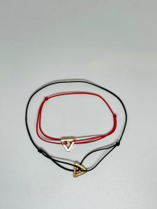 Set 2 Brățări Handmade Cuplu cu Triunghi Auriu – Șnur Negru pentru El, Șnur Roșu pentru Ea