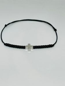 Brățară Handmade cu Pandantiv Cruciuliță din Alamă Placată cu Platină pe Șnur Reglabil – Credință și Eleganță