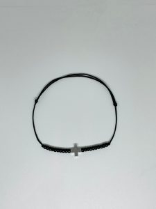 Brățară Handmade cu Pandantiv Cruciuliță din Alamă Placată cu Platină pe Șnur Reglabil – Credință și Eleganță