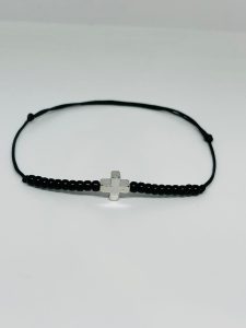 Brățară Handmade cu Pandantiv Cruciuliță din Alamă Placată cu Platină pe Șnur Reglabil – Credință și Eleganță