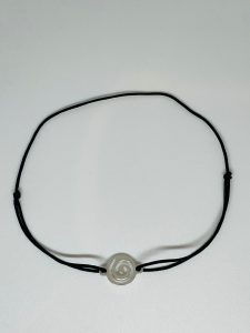 Brățară Handmade Unisex cu Pandantiv Spirală din Alamă Placată Argint pe Șnur Reglabil – Evoluție și Expansiune