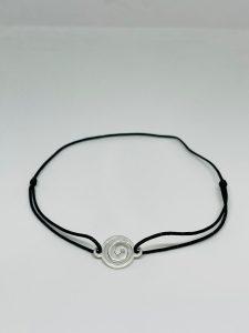 Brățară Handmade Unisex cu Pandantiv Spirală din Alamă Placată Argint pe Șnur Reglabil – Evoluție și Expansiune