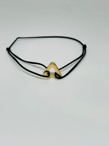 Brățară Handmade cu Pandantiv Triunghi din Alamă Placată cu Aur pe Șnur Reglabil – Geometrie Elegantă Brățară Handmade cu Pandantiv Triunghi din Alamă Placată cu Aur pe Șnur Reglabil – Geometrie Elegantă