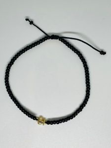 Brățară Handmade Damă „Queen" cu Mărgele Miyuki Negre și Pandantiv Placat Aur – Putere și Grație