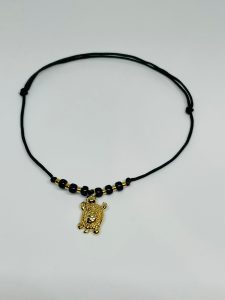 Brățară Handmade cu Charm Broască din Alamă Placată cu Aur pe Șnur Reglabil – Norocoasă și Veselă