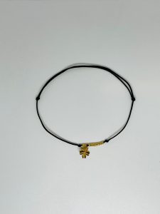 Brățară Handmade cu Pandantiv Trifoi cu Patru Foi din Alamă Placată Aur pe Șnur Roșu Reglabil – Noroc și Eleganță Brățară Handmade cu Pandantiv Trifoi cu Patru Foi din Alamă Placată Aur pe Șnur Roșu Reglabil – Noroc și Eleganță