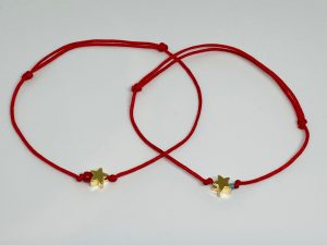 Brățară Handmade pentru Copii cu Pandantiv Stea Aurie pe Șnur Roșu Reglabil – Un Strop de Magie pentru Cei Mici
