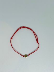 Brățară Handmade pentru Copii cu Pandantiv Stea Aurie pe Șnur Roșu Reglabil – Un Strop de Magie pentru Cei Mici