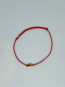 Brățară Handmade pentru Copii cu Pandantiv Stea Aurie pe Șnur Roșu Reglabil – Un Strop de Magie pentru Cei Mici