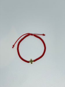Brățară Handmade cu Pandantiv Cruciuliță și Mărgele Miyuki pe Șnur Roșu Reglabil – Credință și Rafinament Brățară Handmade cu Pandantiv Cruciuliță și Mărgele Miyuki pe Șnur Roșu Reglabil – Credință și Rafinament