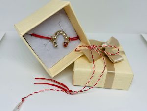 Brățară Handmade cu Potcoavă Aurie, Cristale Strălucitoare și Buburuță pe Șnur Roșu Reglabil – Triplu Noroc Brățară Handmade cu Potcoavă Aurie, Cristale Strălucitoare și Buburuță pe Șnur Roșu Reglabil – Triplu Noroc