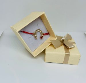 Brățară Handmade cu Potcoavă Aurie, Cristale Strălucitoare și Buburuță pe Șnur Roșu Reglabil – Triplu Noroc Brățară Handmade cu Potcoavă Aurie, Cristale Strălucitoare și Buburuță pe Șnur Roșu Reglabil – Triplu Noroc