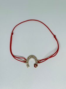 Brățară Handmade cu Potcoavă Aurie, Cristale Strălucitoare și Buburuță pe Șnur Roșu Reglabil – Triplu Noroc Brățară Handmade cu Potcoavă Aurie, Cristale Strălucitoare și Buburuță pe Șnur Roșu Reglabil – Triplu Noroc