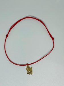 Brățară Handmade cu Charm Broască Țestoasă din Alamă Placată cu Aur pe Șnur Roșu – Longevitate și Noroc