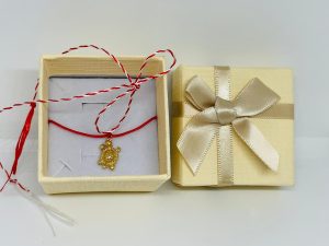 Brățară Handmade cu Charm Broască Țestoasă din Alamă Placată cu Aur pe Șnur Roșu – Longevitate și Noroc