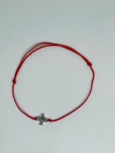 Brățară Handmade cu Pandantiv Cruciuliță din Alamă Placată pe Șnur Roșu Reglabil – Credință Purtată cu Dragoste Brățară Handmade cu Pandantiv Cruciuliță din Alamă Placată pe Șnur Roșu Reglabil – Credință Purtată cu Dragoste