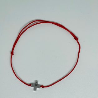 Bratara reglabila cu pandant cruciulita din alama, placata cu platina snur rosu