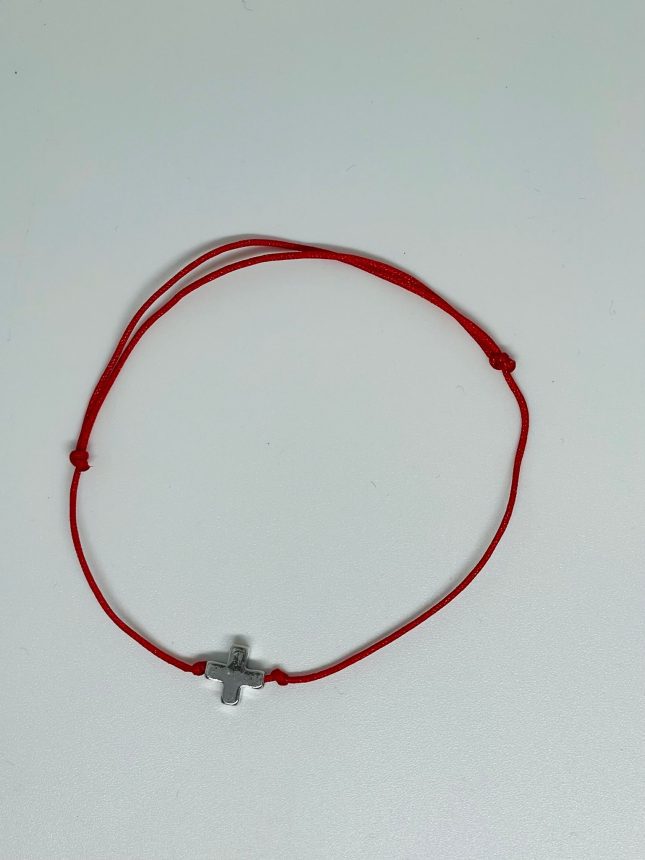 Bratara reglabila cu pandant cruciulita din alama, placata cu platina snur rosu