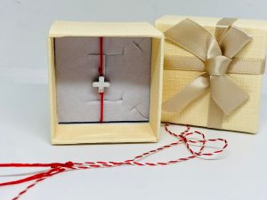 Brățară Handmade cu Pandantiv Cruciuliță din Alamă Placată pe Șnur Roșu Reglabil – Credință Purtată cu Dragoste Brățară Handmade cu Pandantiv Cruciuliță din Alamă Placată pe Șnur Roșu Reglabil – Credință Purtată cu Dragoste
