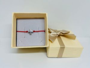 Brățară Handmade cu Pandantiv Cruciuliță din Alamă Placată pe Șnur Roșu Reglabil – Credință Purtată cu Dragoste Brățară Handmade cu Pandantiv Cruciuliță din Alamă Placată pe Șnur Roșu Reglabil – Credință Purtată cu Dragoste