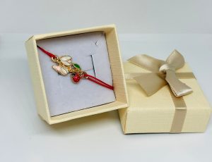 Brățară Handmade cu Pandantive Ghiocel și Buburuță din Alamă Placată Aur pe Șnur Roșu – Primăvară la Mână