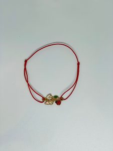 Brățară Handmade cu Pandantive Ghiocel și Buburuță din Alamă Placată Aur pe Șnur Roșu – Primăvară la Mână