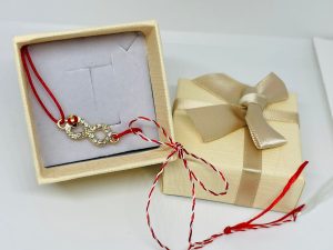 Brățară Handmade cu Simbol Infinit, Cristale și Buburuză Aurie pe Șnur Roșu Reglabil – Noroc Infinit
