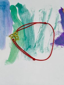 Brățară Handmade cu Șnur din Mătase Reglabil și Pandantiv Îngeraș Auriu – Protecție și Rafinament Brățară Handmade cu Șnur din Mătase Reglabil și Pandantiv Îngeraș Auriu – Protecție și Rafinament