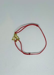 Brățară Handmade cu Șnur din Mătase Reglabil și Pandantiv Îngeraș Auriu – Protecție și Rafinament Brățară Handmade cu Șnur din Mătase Reglabil și Pandantiv Îngeraș Auriu – Protecție și Rafinament