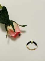 Inel cu snur reglabil si margele Miyuki negre si pandantiv cub