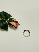 Inel cu snur reglabil si margele Miyuki negre si pandantiv inimioara