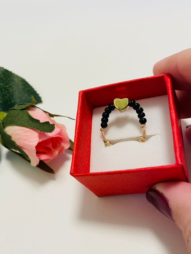 Inel cu snur reglabil si margele Miyuki negre si pandantiv inimioara